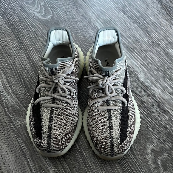 Unisex brown/grey yeezy’s - Picture 2 of 7